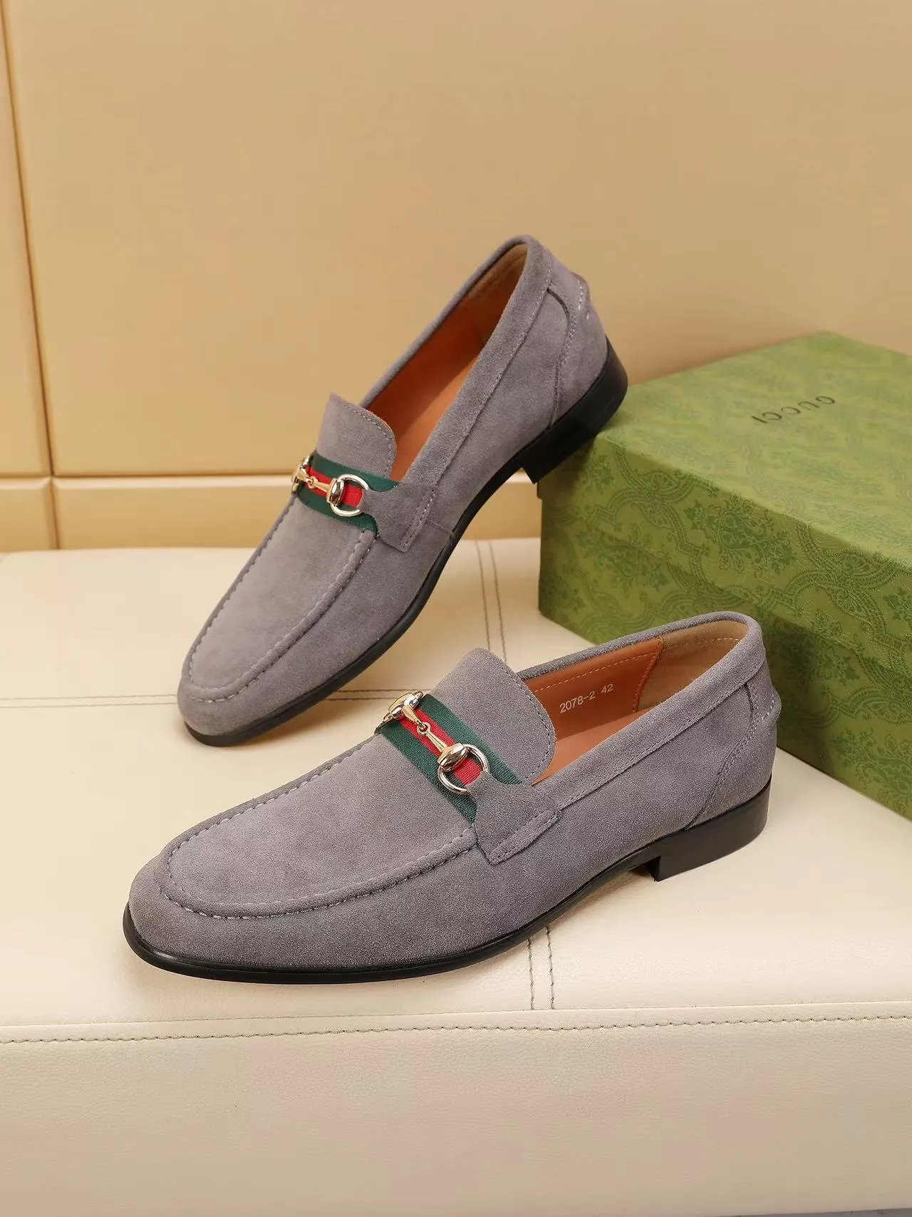 Men's men's shoes 💰440 🆘【GUCCI】Gucci ·🐂里· Hot-selling beanie shoes, top brand luxury, top quality, latest fashion beanie shoes.. The upper is made of original high mercerized smooth cow suede. (Full top-layer water-dyed 🐂 leather and lining). The original stylish and stylish soft rubber wear-resistant and non-slip outsole is light and comfortable on the foot, available in 3 colors! Matching code: 39-45 (38.46. Customized)